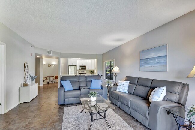 Building Photo - 300 Uno Lago Dr