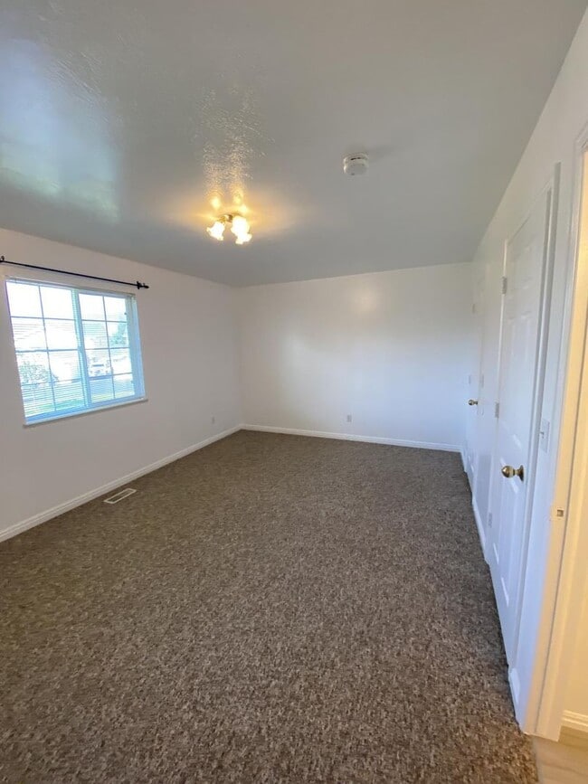 Building Photo - 1556 Talon Dr