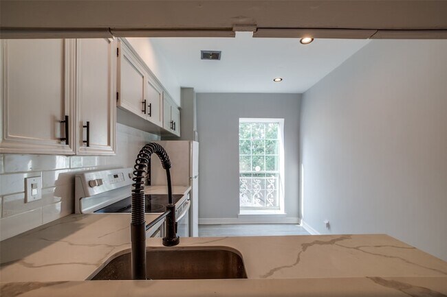 Building Photo - 9025 Rue Cambon St
