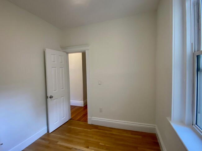 Building Photo - Nicely renovated 2 bed unit with utilities...