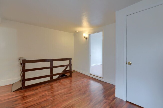 Building Photo - Available Now! 2 Bedroom House with Parkin...
