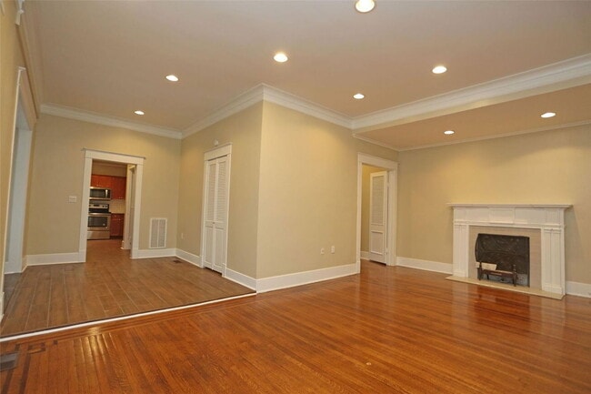 Building Photo - 614 W Alabama St