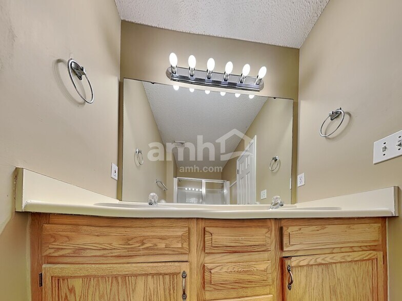 Building Photo - 704 Pepperstone Ct