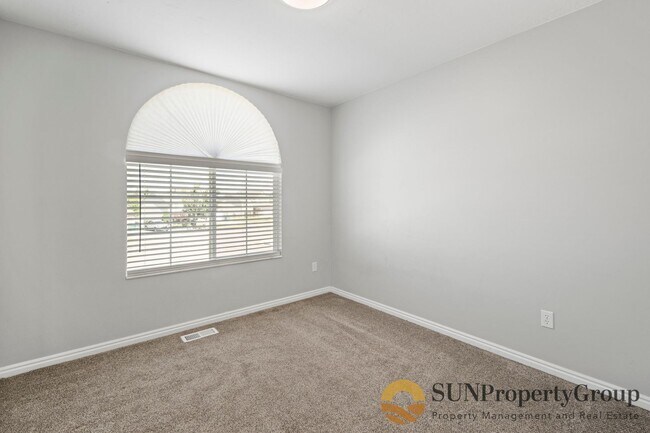 Building Photo - Beautiful Home In Great Roy Location!!
