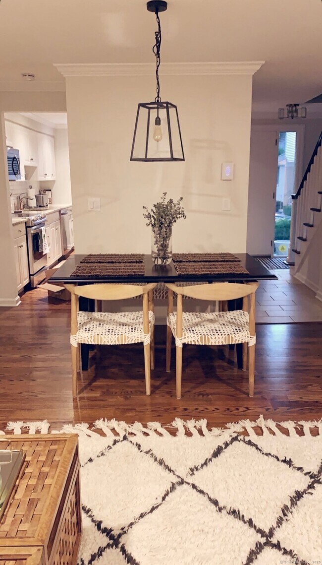 Building Photo - 10 Mead St