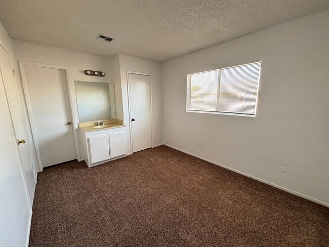 Building Photo - East Palmdale Townhouse