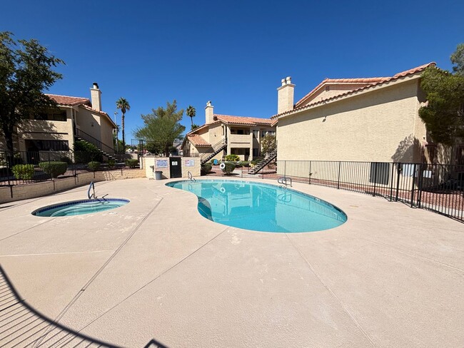 Building Photo - Gorgeous 2BED/2BATH Condo nestled in a Roc...