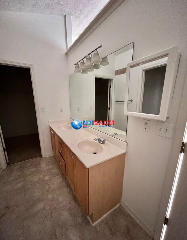 Building Photo - Spacious ranch in the DISCOVERY cluster in...