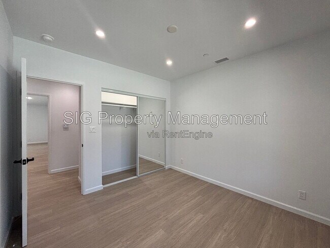 Building Photo - 2230 Sherwood Pl