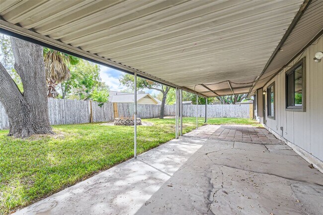 Building Photo - Stunning 4 bedroom for rent, mature trees,...