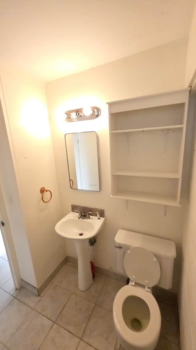 Building Photo - 1630 Makiki St