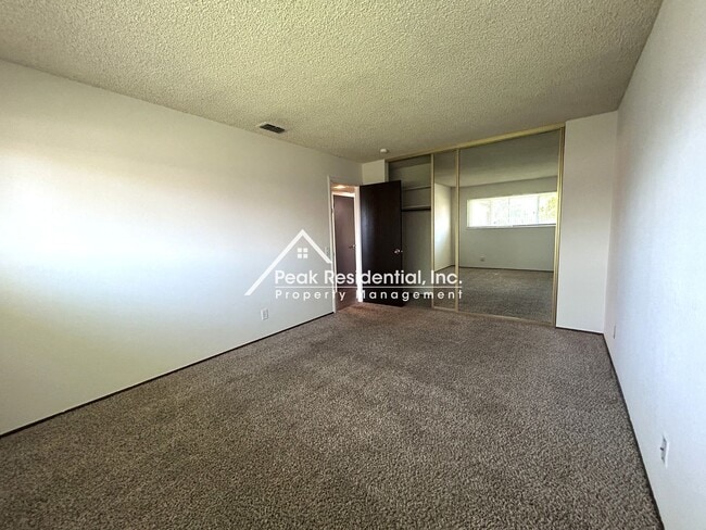 Building Photo - Orangevale 2bd/1ba Duplex with Garage
