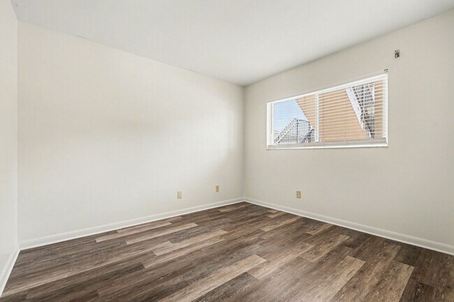 Building Photo - Must see 1st floor, corner unit in St Lucie Gardens.