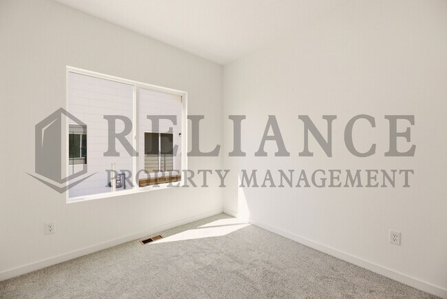 Building Photo - 5243 N Pinecrest Ct