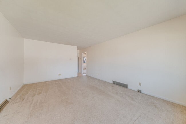 Building Photo - 2 bedroom 1 bathroom duplex-Available JUNE 2026