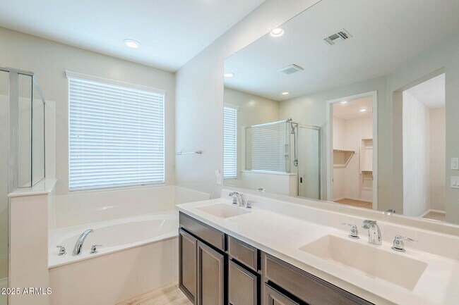 Building Photo - 9910 E Theia Dr