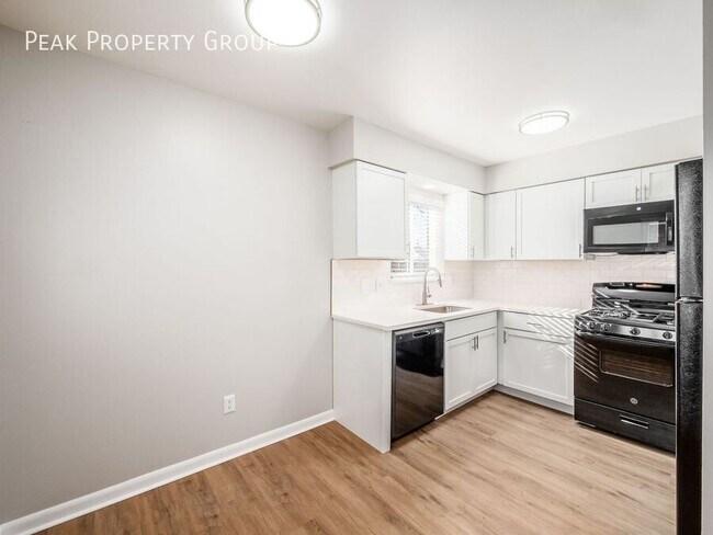 Building Photo - 620 Riverview Dr