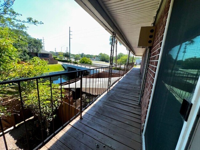 Building Photo - 2X2.5 -MOVE IN NOW! NEW LVP FLOORING ON 1ST FLOOR! NEW CARPET ON 2ND FLOOR! WATER VIEWS! CALL TOD...