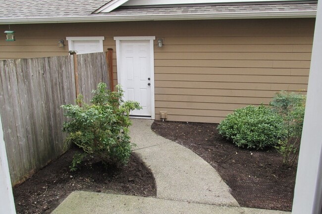Building Photo - 3 Bedroom Townhouse in Sedro-Woolley