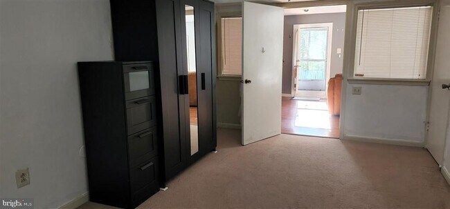 Building Photo - 736 Ridge Dr