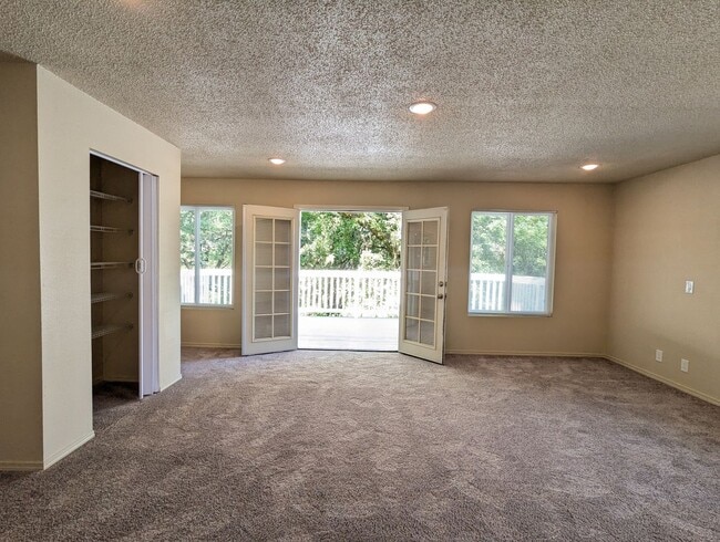 Building Photo - Charming 1 Bedroom Apartment w/ Deck Overl...