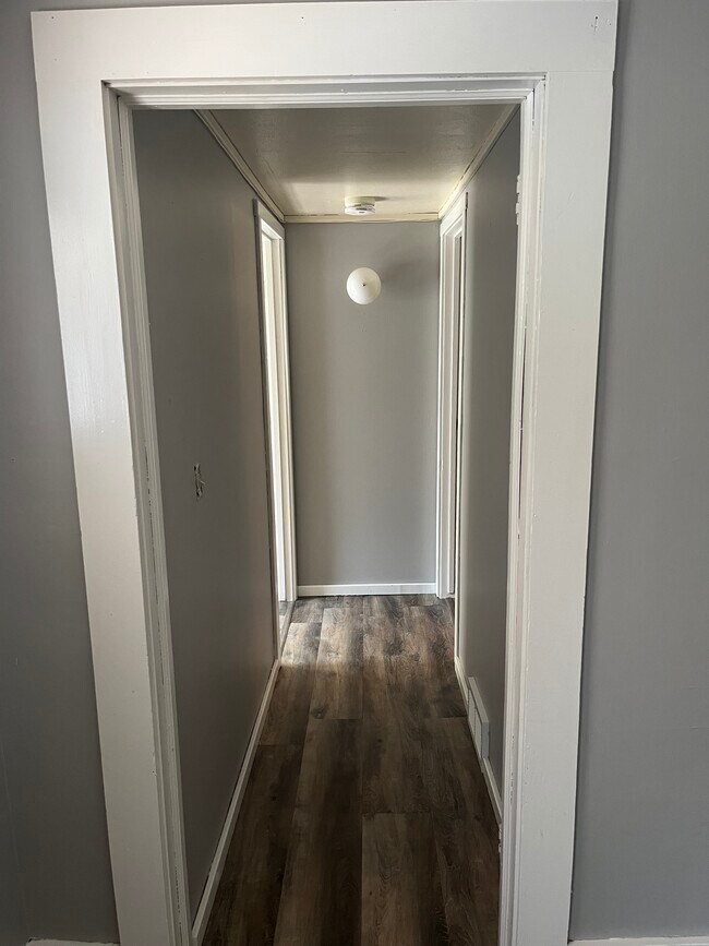 Building Photo - 915 Main St E