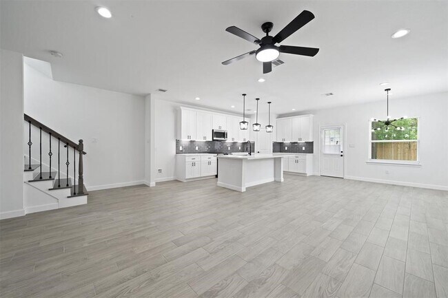 Building Photo - 1071 St Clair St
