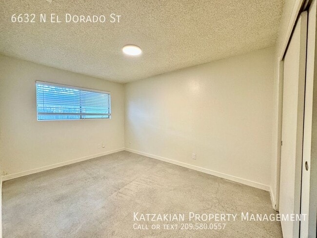 Building Photo - Updated Single-Story 2-Bedroom 1-Bath Triplex