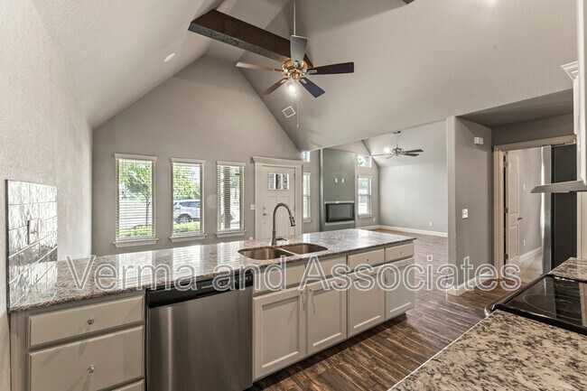 Building Photo - 3205 SW Riverstone Ave