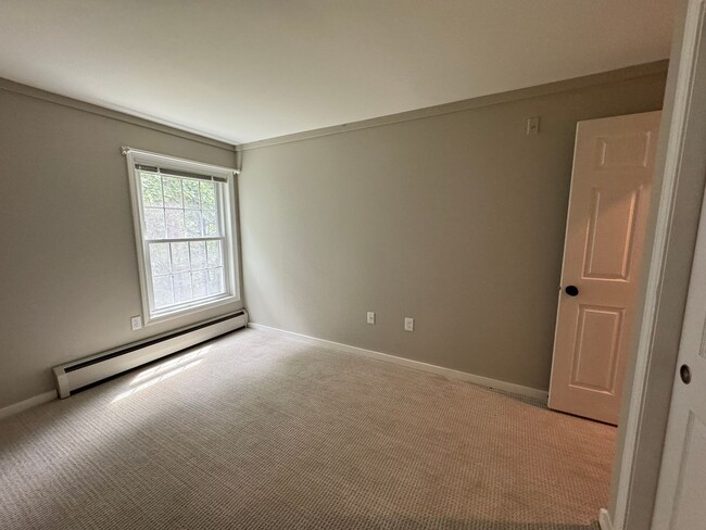 Building Photo - Beautiful One Bedroom Condo - HEAT INCLUDED!!