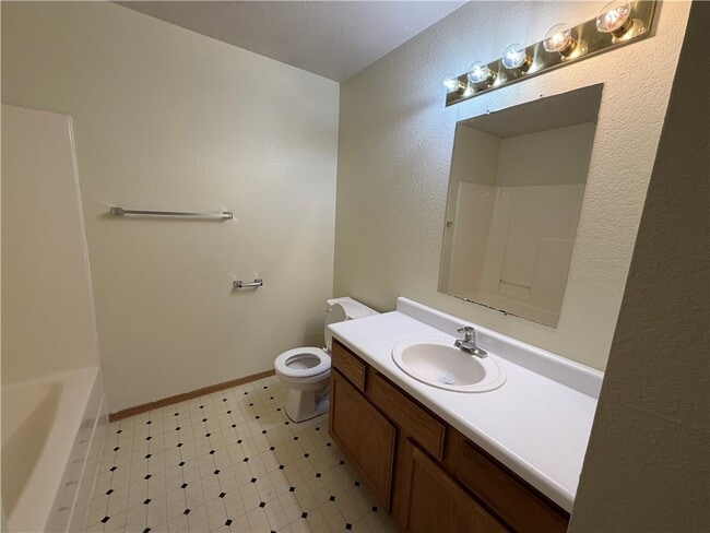 Building Photo - 607 N Main St