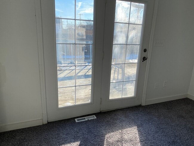 Building Photo - 3 Bedroom 2 Bath Home In Roseville