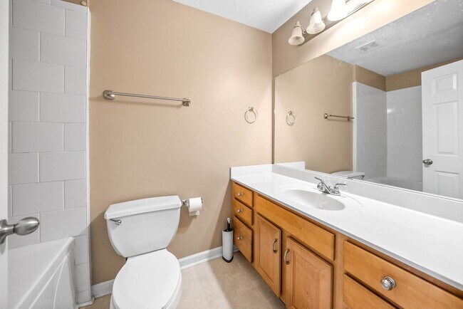 Building Photo - 2 Bedroom Condo For Rent With Community Swimming Pool!