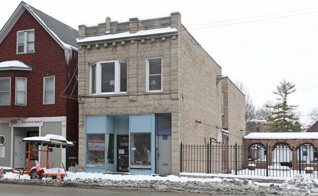 Building Photo - 2911 W Belmont Ave