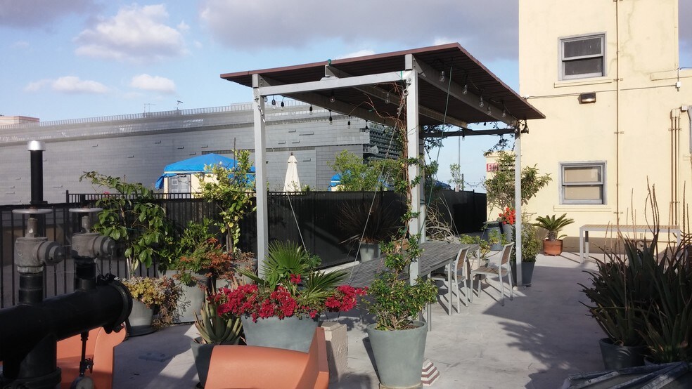 Shared rooftop - 108 W 2nd St