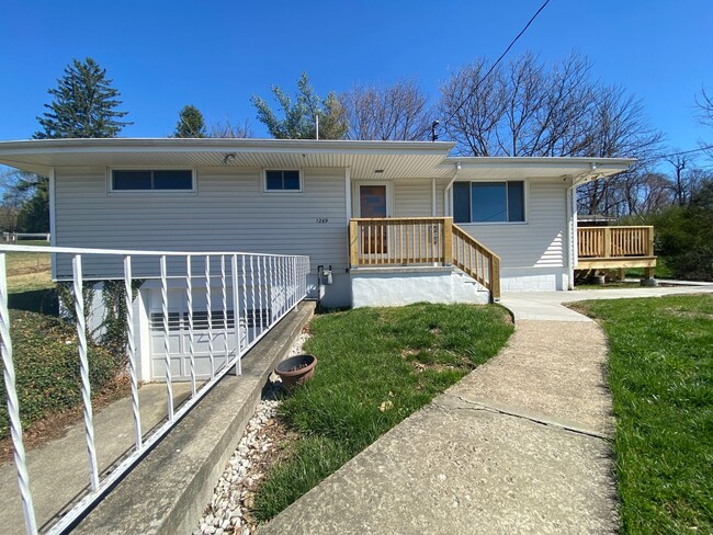Primary Photo - 3 bed/1.5 bath house near Sabraton