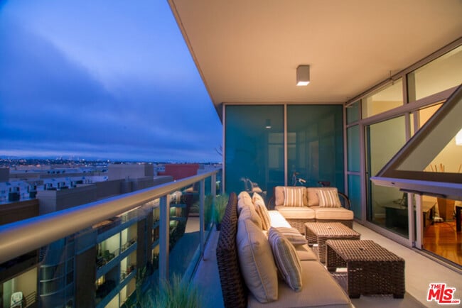 Building Photo - 13700 Marina Pointe Dr