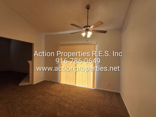 Building Photo - 2 Bed, 2 Bath - 1 Car Garage - Duplex - Pr...