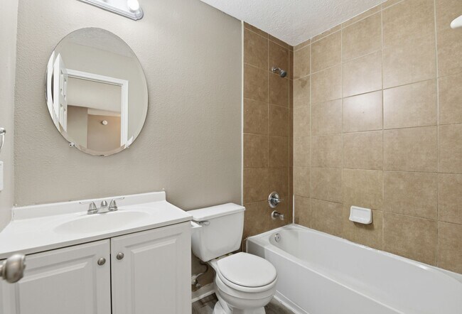 Building Photo - 13902 Oneida Ct