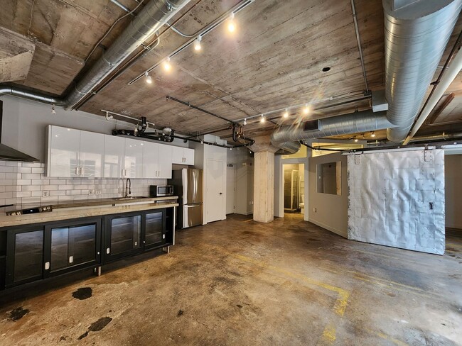 Building Photo - RARELY Available Dakota Lofts Condo! Indus...