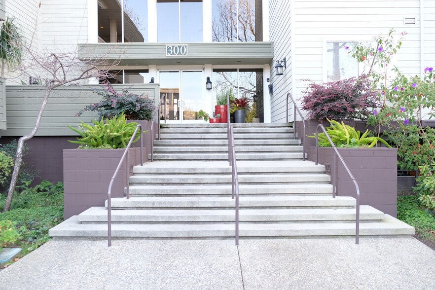Front entrance - 300 Murchison Dr, #202