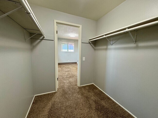 Building Photo - Move-In Ready 2-Bedroom 1 Bathroom Apartme...