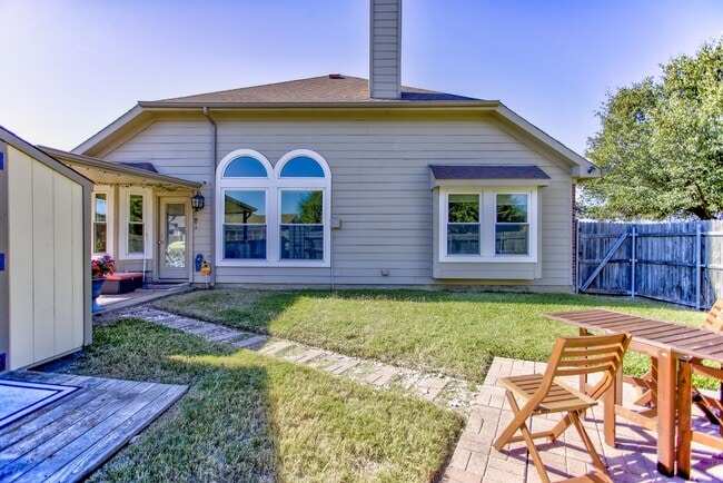 Building Photo - Beautifully Maintained 4 bed/3bath 2 Story...