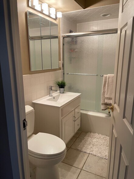 Building Photo - 893 Farmington Ave