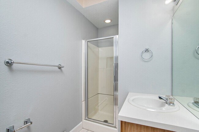 Building Photo - Cozy 1 bed 1 bath in Uptown!