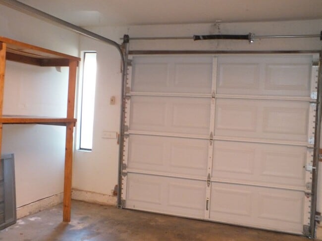 Building Photo - Rescue duplex 2/1 home w garage $2195