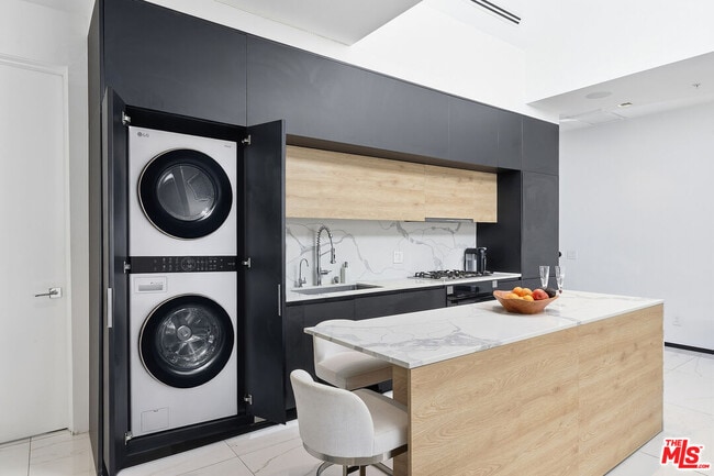 Building Photo - 1253 N Sweetzer Ave