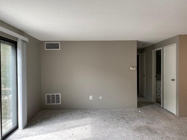 Building Photo - 8 Village Hill Ln