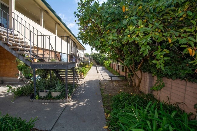 Building Photo - 1652 E Kingsley Ave