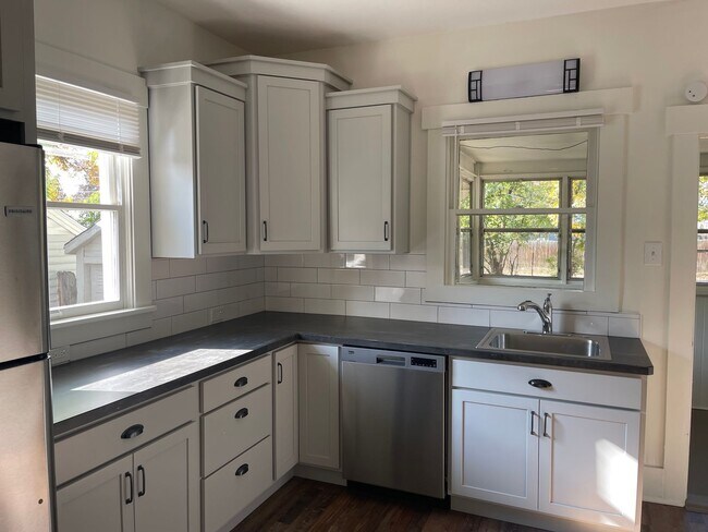 Building Photo - Pet Friendly 4 bedroom 1 bath